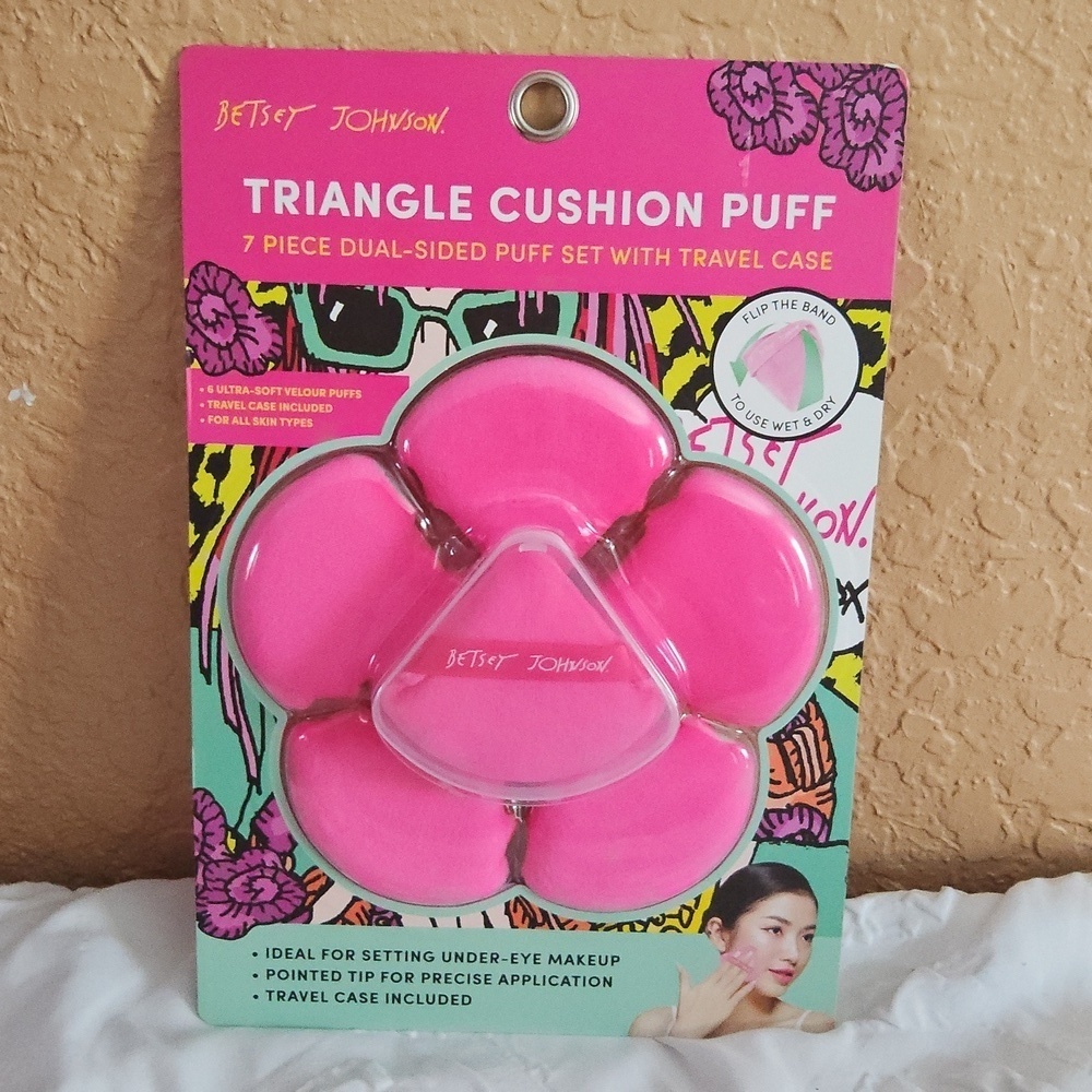 BETSEY JOHNSON 7PC DUAL-SIDED TRIANGLE CUSHION PUFF